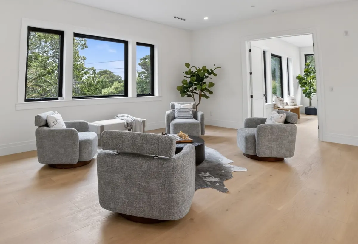 Lounge with swivel chairs