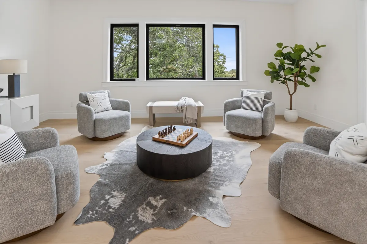 Lounge with four swivel chairs around a chess table